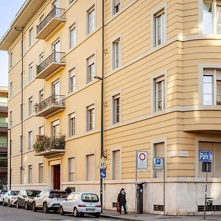 Renovated In The Exclusive Area Of Apartment *